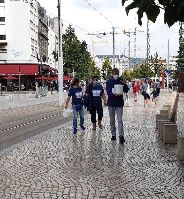 Équipe PEPS arpentant les rues de Clermont Ferrand